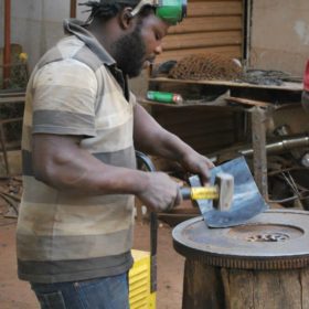 Un artisan burkinabé fabricant une coupole