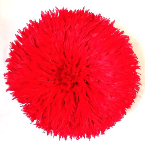 Jujuhat fait de plume de couleur rouge vif