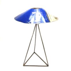 Lampe sur pied en métal upcycling de couleur bleu et blanc. La partie bleue de l'abat jour est plus visible.