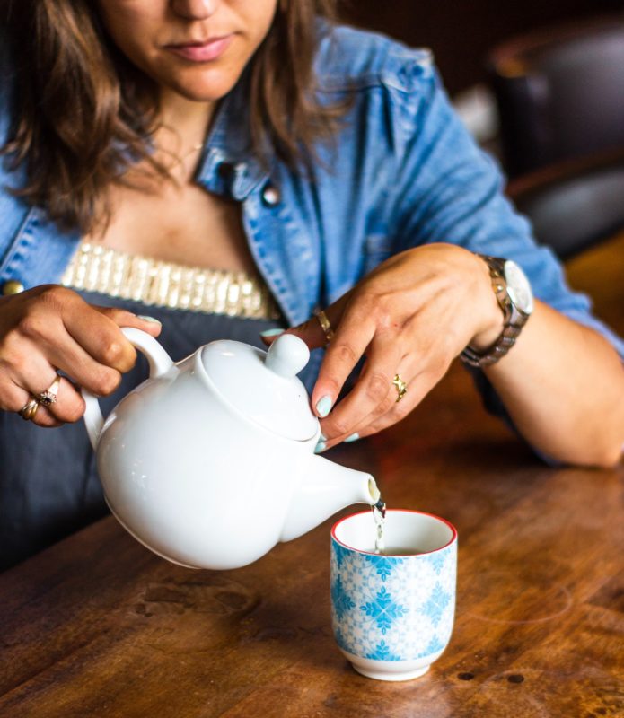 préparation de la tisane de kinkeliba avec une théière.