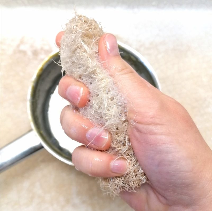 Eponge végétale de loofah pour faire la vaisselle.